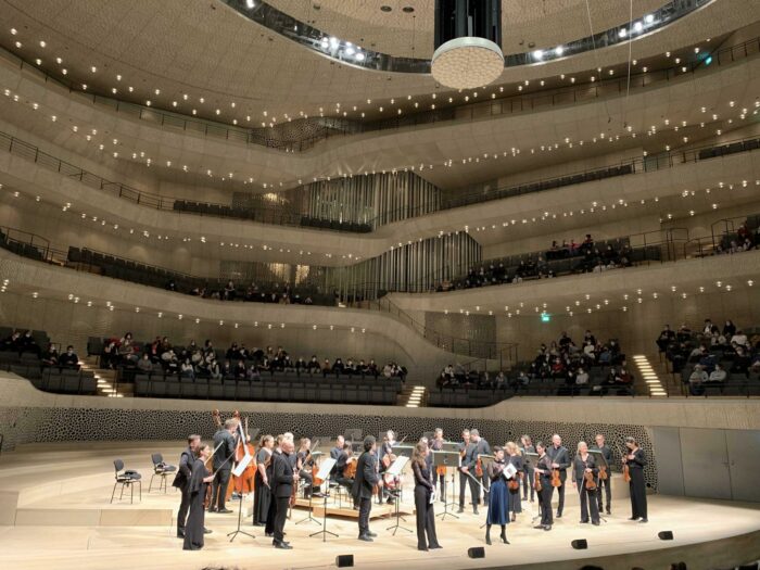 Zu sehen ist die Elbphilharmonie mit Orchester